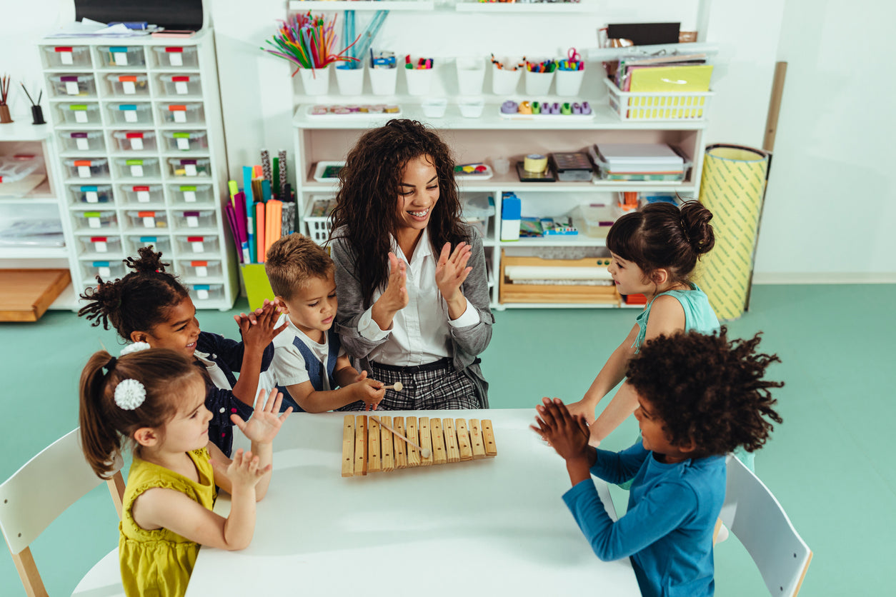 preschoolers at a table with their teacher